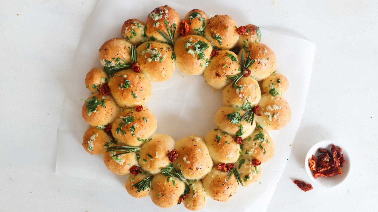 Pull Apart Christmas Wreath Appetizer Recipe - Poke Bowl Cocoabeach